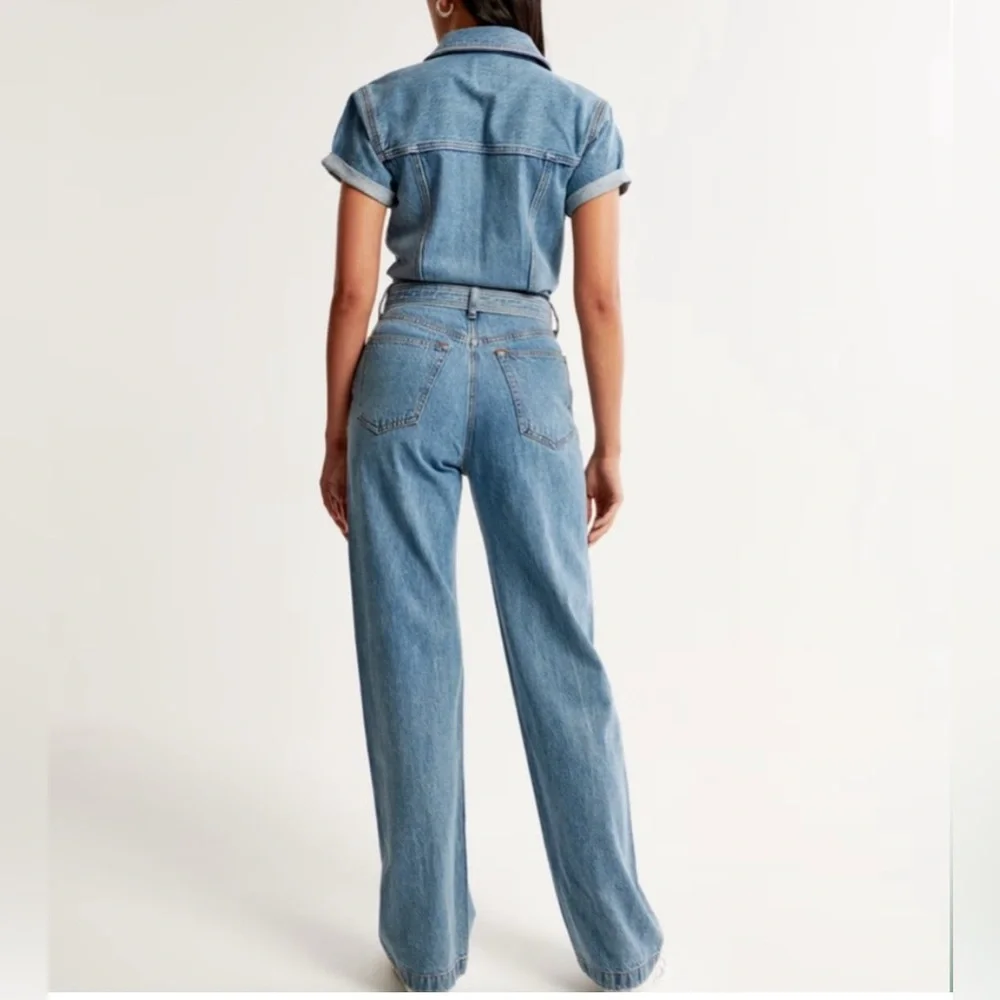 NWOT ABERCROMBIE & Fitch women's 90s
Relaxed Denim Jumpsuit size L - Picture 2 of 11
